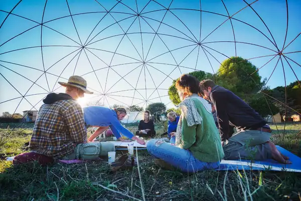 Le collectif du Permacooltour réuni sous un dôme