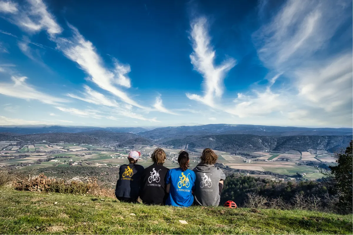 L'équipe du Permacooltour face à la vallée