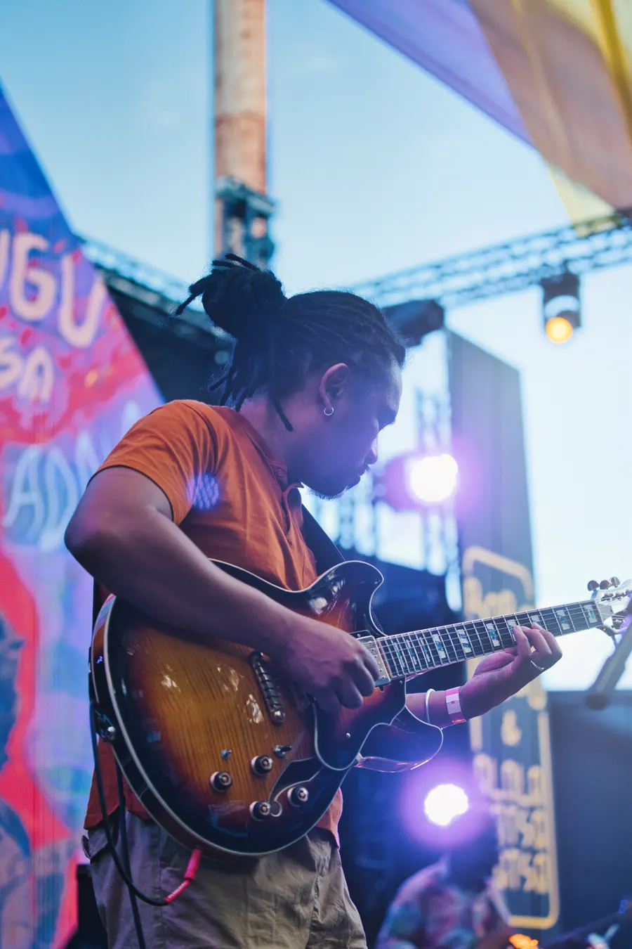 Un guitariste sur scène pendant un concert
