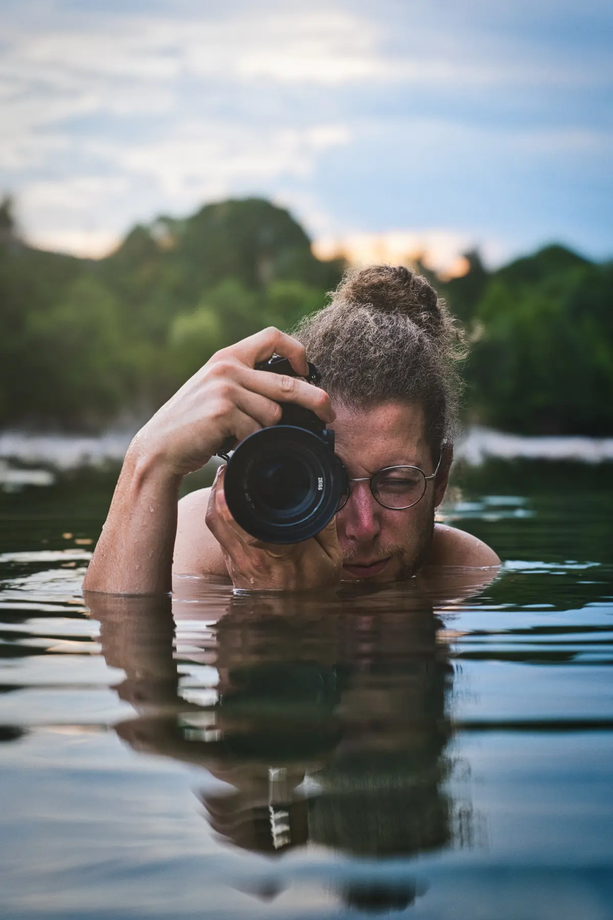Kevin Simon dans l’eau avec son appareil photo