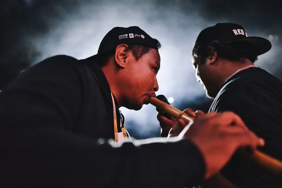 Deux musiciens jouent ensemble dans la lumière