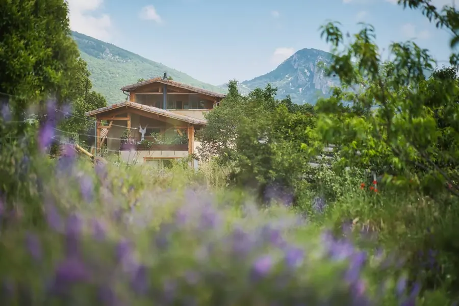 Un chalet au milieu des lavandes, face à la montagne