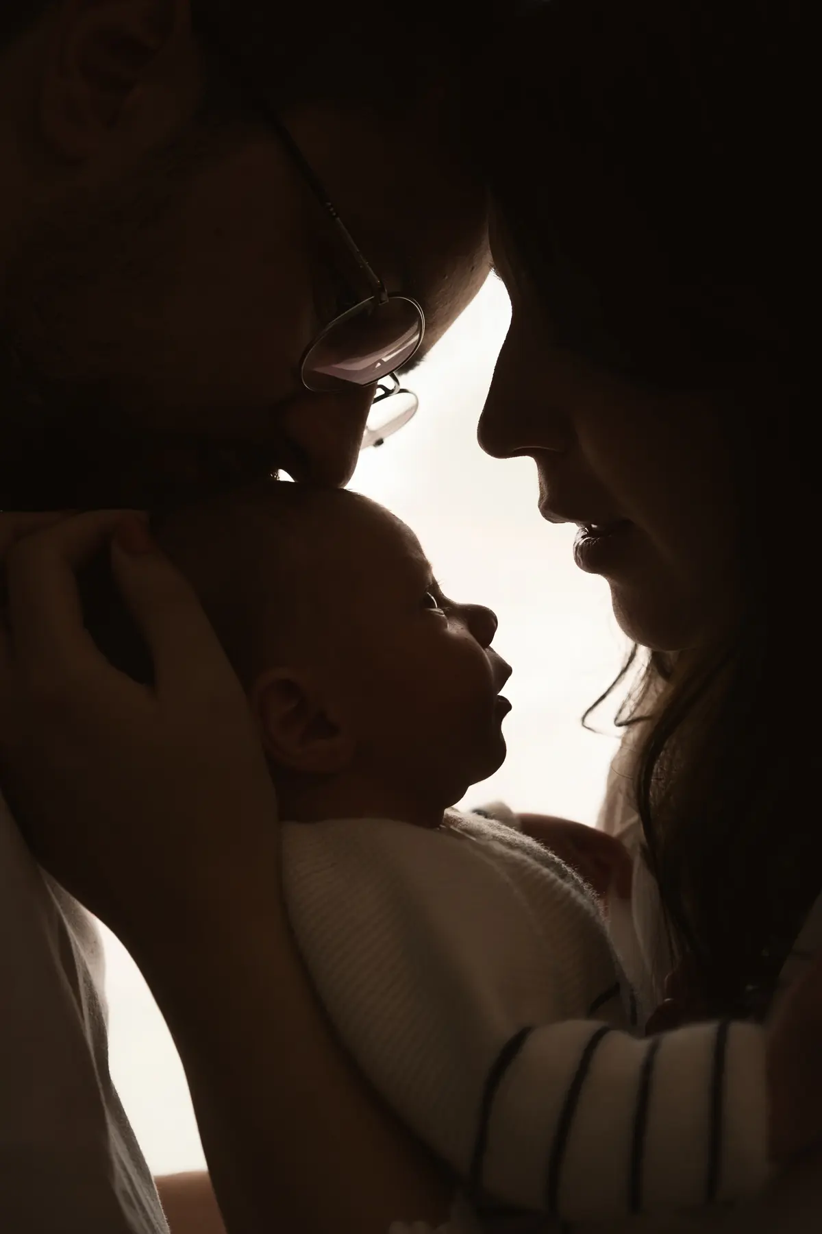 Portrait en contre-jour d’une mère et de son enfant
