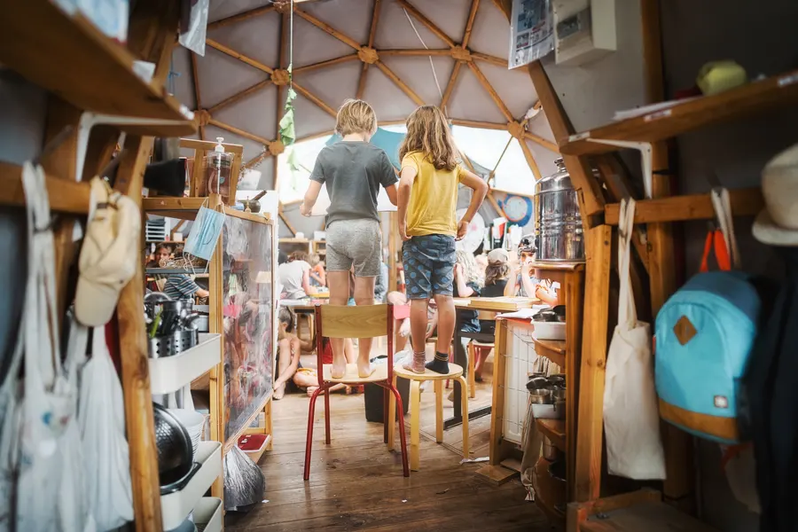 Un atelier d’artisans sous un dôme en bois