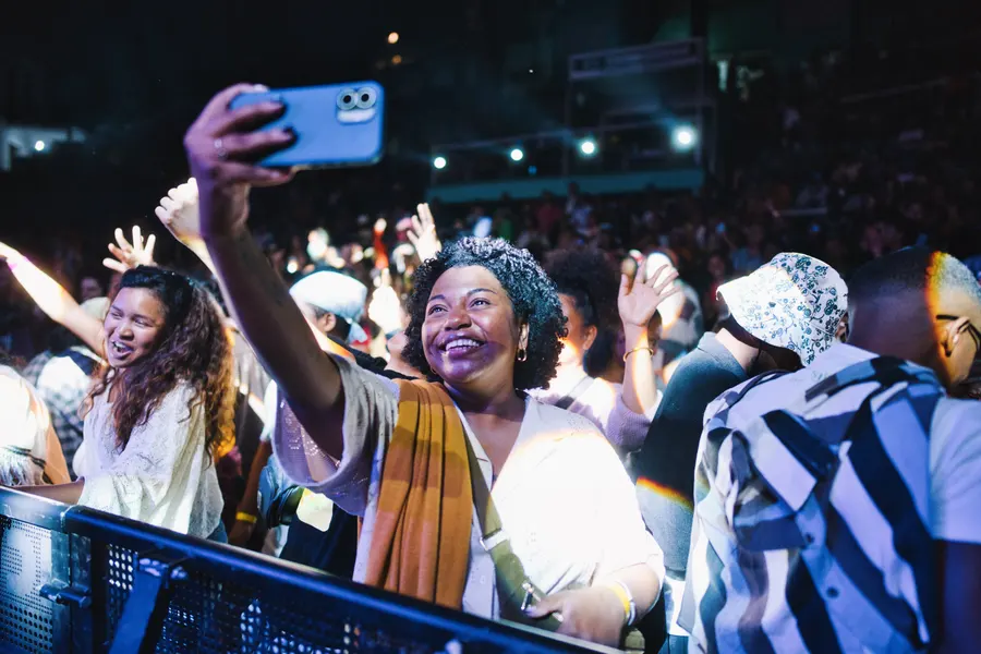 Le public en fête prend un selfie pendant un concert